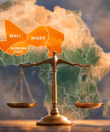 Balance des lois avec les drapeaux du Mali, du Niger et du Burkina Faso en arrière-plan.